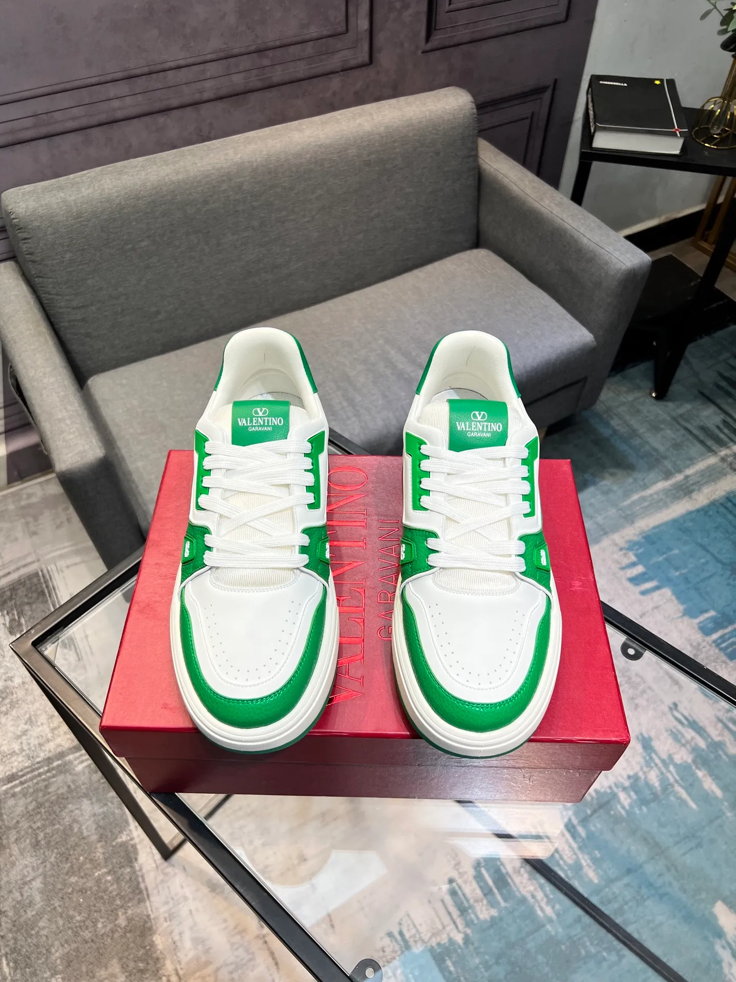 Men's men's shoes 💰660 𝑽𝒂𝒍𝒆𝒏𝒕𝒊𝒏𝒐 Valentino 𝑶𝒏𝒆𝑺𝒕𝒖𝒅 Couple's sneaker series Valentino 2025 latest couple's sneakers, celebrity style, hot sale. The original ZP was purchased and dismantled. Repeated pattern making and modification. I strive to restore the original version 1:1! Top luxury masterpiece, soft and comfortable, combining fashion and leisure, bringing excellent elegant texture and excellent on-foot comfort. Top purchase version upper: imported calfskin surface/original oil edge craftsmanship. Inner: water-dyed cowhide lining. Outsole: original development 𝐓𝐏𝐔 two-color combination outsole. Packaging: original configuration complete package. Code number: 35-44 yards. 34.45 can be customized. Can be customized (self-labeled-no label) order.